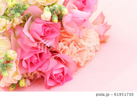 ピンク系の花束 61951730