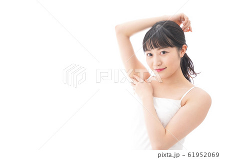 ワキを気にする若い女性 61952069