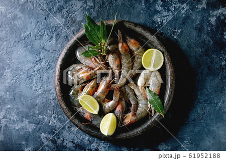Raw prawns shrimp Raw prawns shrimp 61952188