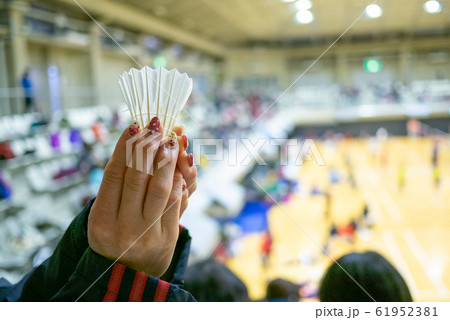 バドミントン試合会場とシャトル 61952381