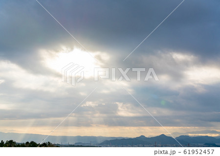 雲の切れ間からの光 61952457