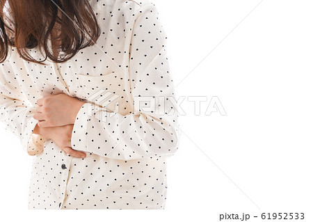 腹痛で苦しむ若い女性 腹痛で苦しむ若い女性 61952533