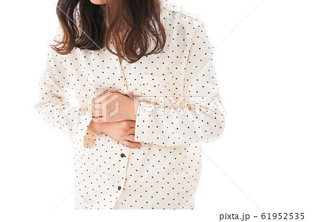 腹痛で苦しむ若い女性 腹痛で苦しむ若い女性 61952535