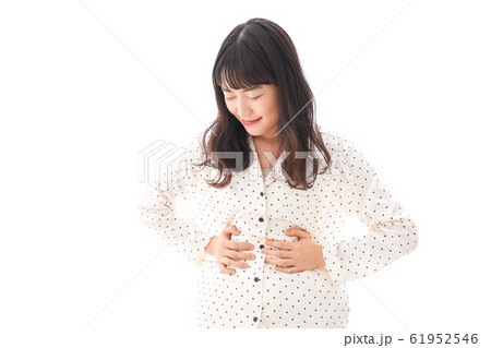 腹痛で苦しむ若い女性 61952546