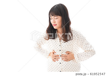 腹痛で苦しむ若い女性 61952547