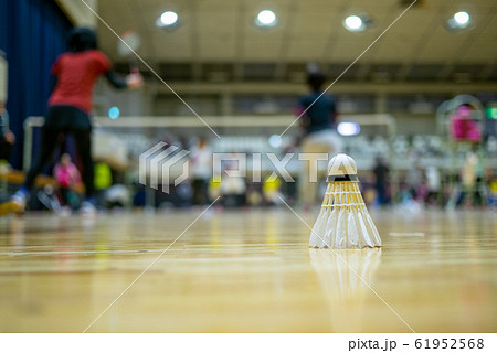 バドミントン試合会場の風景 61952568
