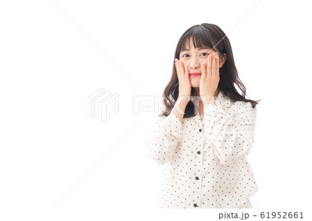 目覚める若い女性 61952661
