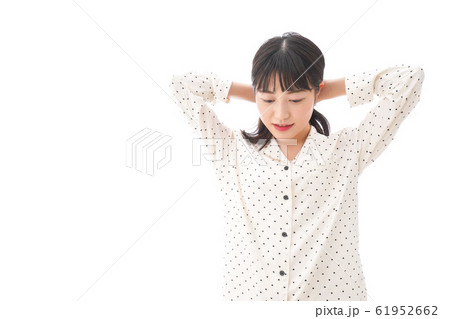 目覚める若い女性 61952662