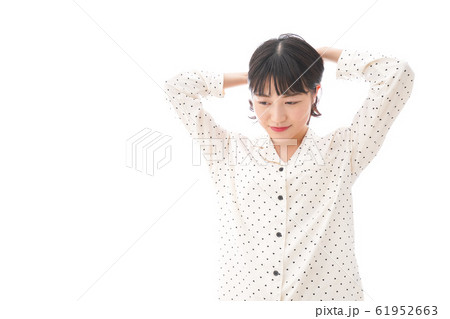 目覚める若い女性 61952663