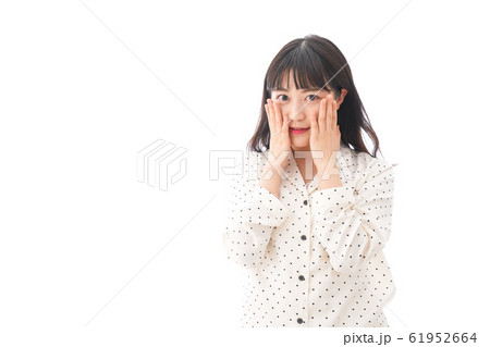 目覚める若い女性 61952664