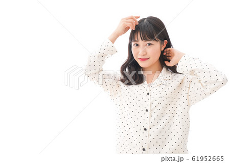 目覚める若い女性 61952665