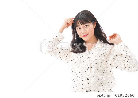 目覚める若い女性 61952666