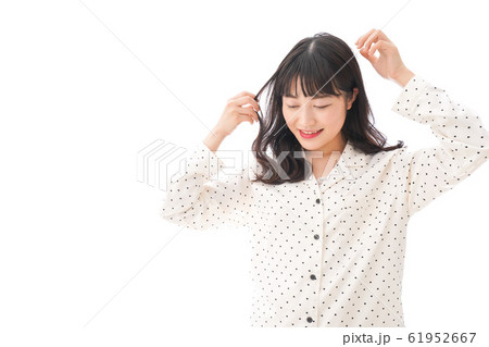 目覚める若い女性 61952667