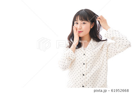 目覚める若い女性 61952668