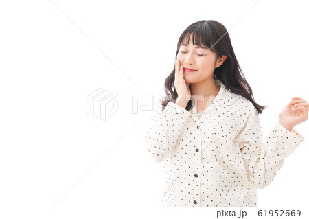 目覚める若い女性 61952669
