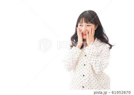 目覚める若い女性 61952670