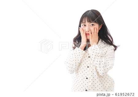 目覚める若い女性 61952672