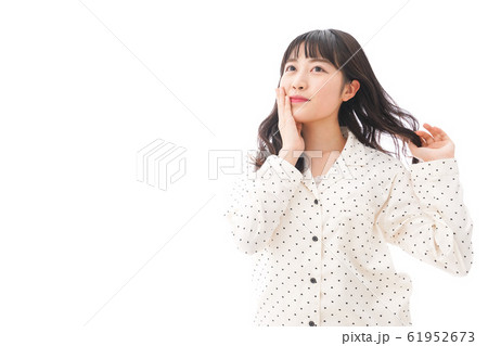 目覚める若い女性 61952673