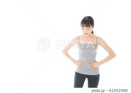 ダイエットをする若い女性 ダイエットをする若い女性 61952990