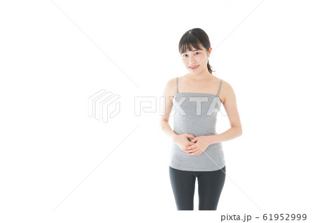 ダイエットをする若い女性 61952999