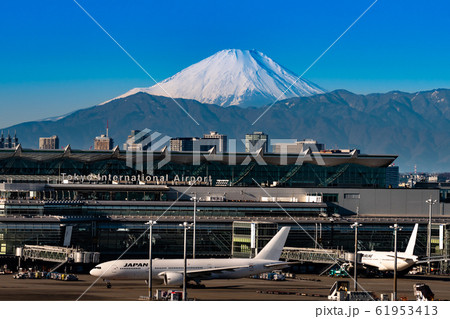 快晴の雪をいただいた富士山と羽田空港とジェット旅客機　 61953413
