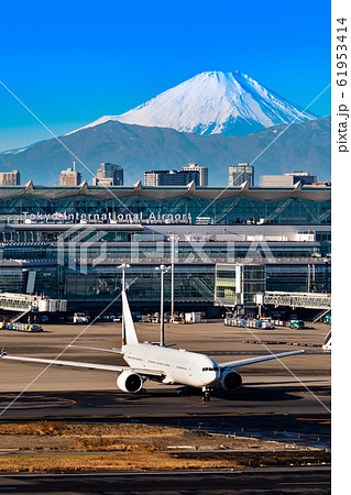 快晴の雪をいただいた富士山と羽田空港とジェット旅客機 快晴の雪をいただいた富士山と羽田空港とジェット旅客機 61953414