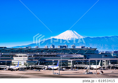 快晴の雪をいただいた富士山と羽田空港とジェット旅客機　 61953415