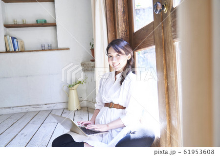 部屋でパソコンを使う女性 部屋でパソコンを使う女性 61953608