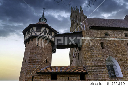 Sunrise over Castle of the Teutonic Order and river Nogat in Malbork, Pomerania, Poland Sunrise over Castle of the Teutonic Order and river Nogat in Malbork, Pomerania, Poland 61955840