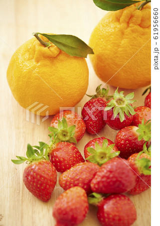柑橘類　シラヌヒ　デコポンと苺　美容健康イメージ 61956660
