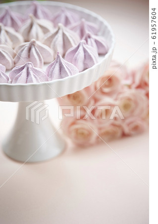 ピンクのメレンゲクッキー　ロッシェとピンクのバラ 61957604