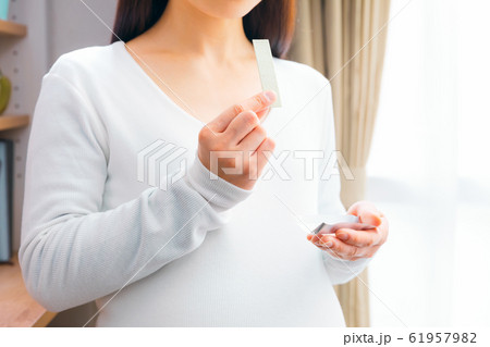 妊婦　ガム　キシリトール　口内環境 61957982