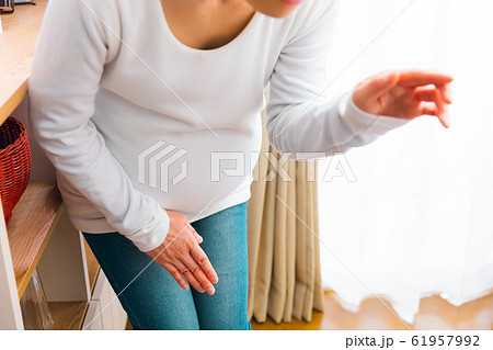 股間を抑える妊婦 破水 尿意 尿漏れ おしるし 股間を抑える妊婦 破水 尿意 尿漏れ おしるし 61957992