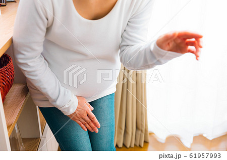 股間を抑える妊婦 破水 尿意 尿漏れ おしるし 股間を抑える妊婦 破水 尿意 尿漏れ おしるし 61957993