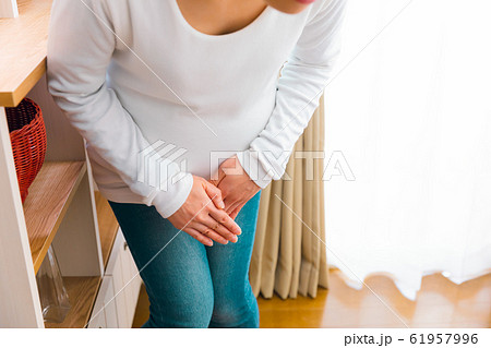 股間を抑える妊婦　破水　尿意　尿漏れ　おしるし 61957996