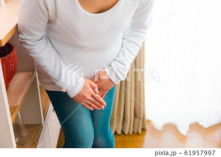 股間を抑える妊婦 恥骨痛 破水 尿意 尿漏れ おしるし 股間を抑える妊婦 恥骨痛 破水 尿意 尿漏れ おしるし 61957997