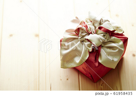 韓国の風呂敷包み　ポジャギ名節イメージ 61958435