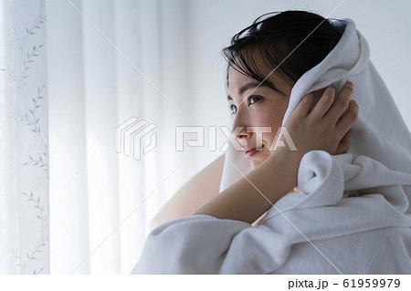 髪を拭く若い女性(濡れた髪、濡れ髪、潤い 髪を拭く若い女性(濡れた髪、濡れ髪、潤い 61959979