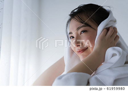 髪を拭く若い女性 濡れた髪 濡れ髪 潤いの写真素材