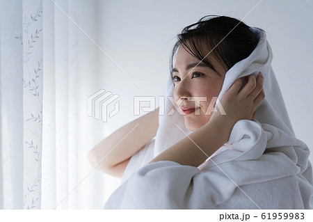 髪を拭く若い女性(濡れた髪、濡れ髪、潤い 髪を拭く若い女性(濡れた髪、濡れ髪、潤い 61959983