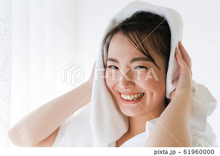 髪を拭く若い女性（濡れた髪、濡れ髪、潤い 61960000