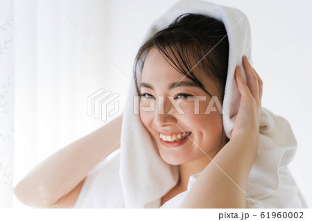 髪を拭く若い女性(濡れた髪、濡れ髪、潤い 髪を拭く若い女性(濡れた髪、濡れ髪、潤い 61960002