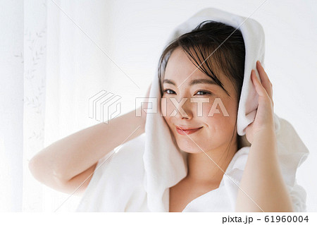 髪を拭く若い女性（濡れた髪、濡れ髪、潤い 61960004