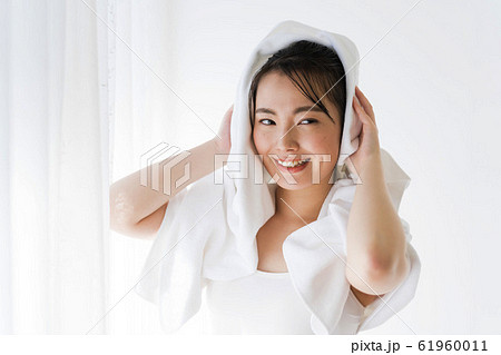 髪を拭く若い女性（濡れた髪、濡れ髪、潤い 61960011
