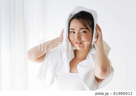 髪を拭く若い女性（濡れた髪、濡れ髪、潤い 61960012
