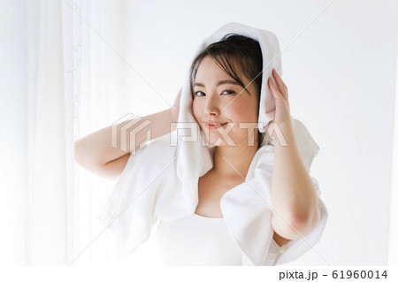 髪を拭く若い女性（濡れた髪、濡れ髪、潤い 61960014