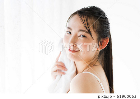 ビューティーイメージ(濡れた髪、濡れ髪、潤い ビューティーイメージ(濡れた髪、濡れ髪、潤い 61960063