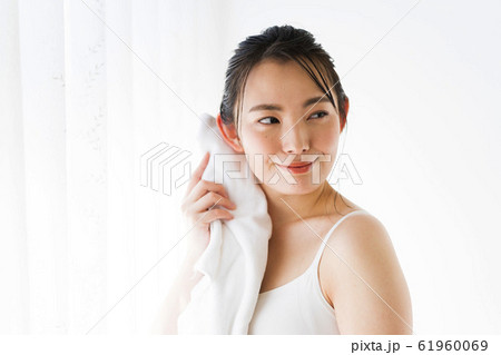 ビューティーイメージ(濡れた髪、濡れ髪、潤い ビューティーイメージ(濡れた髪、濡れ髪、潤い 61960069