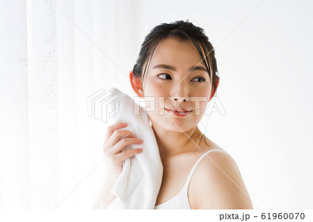 ビューティーイメージ（濡れた髪、濡れ髪、潤い 61960070