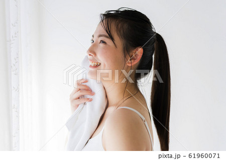 ビューティーイメージ(濡れた髪、濡れ髪、潤い ビューティーイメージ(濡れた髪、濡れ髪、潤い 61960071